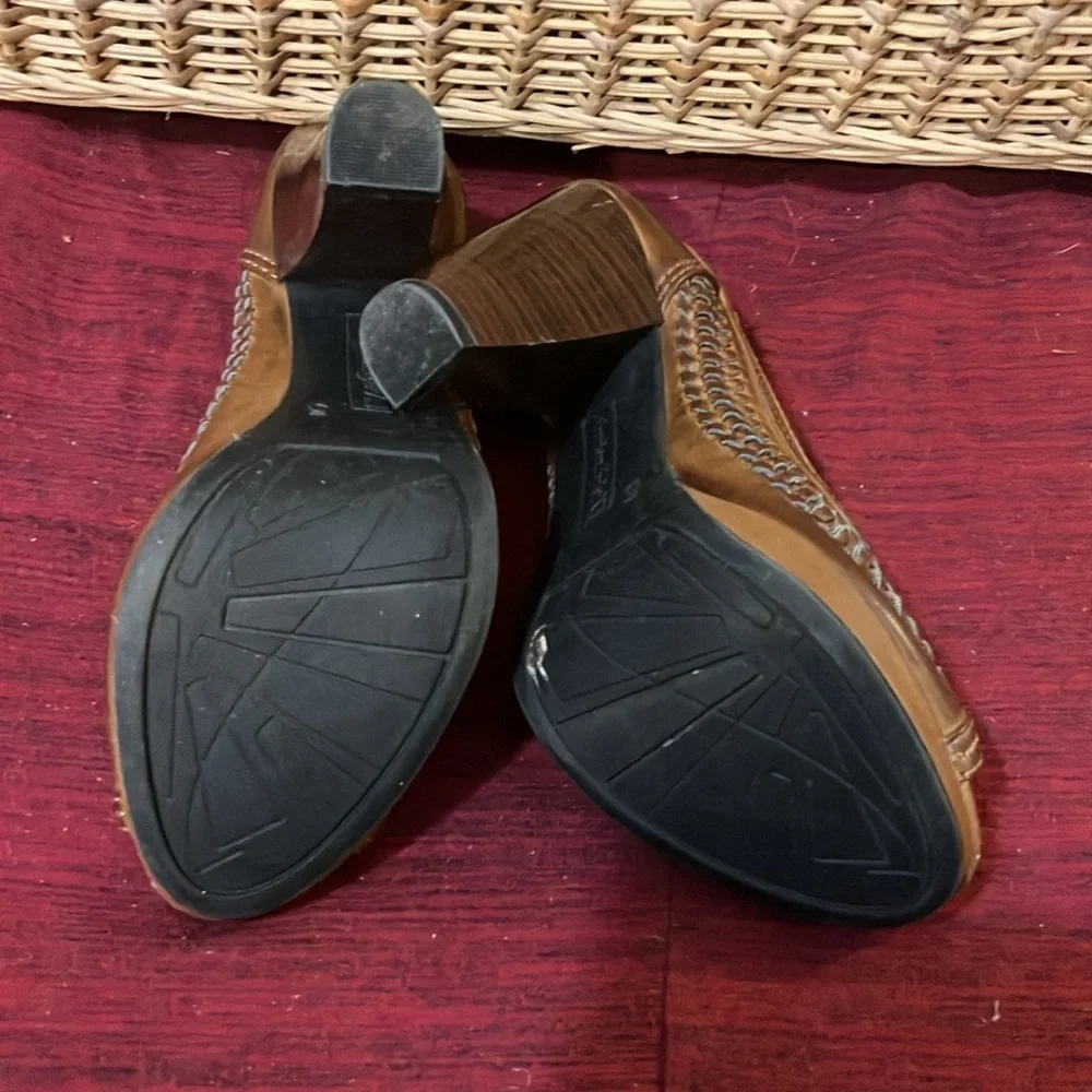 American eagle 4” heel open tie basket weave shoes